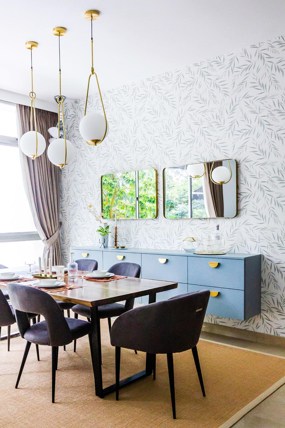 Light wallpaper in a contemporary dining room